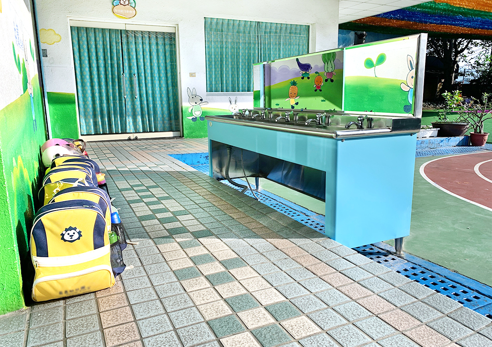 可麗兒-幼兒園/小朋友/兒童不鏽鋼階梯款洗手台，配合法規訂做，提供幼兒園、托嬰中心等幼兒場所使用-廣昇不鏽鋼設計